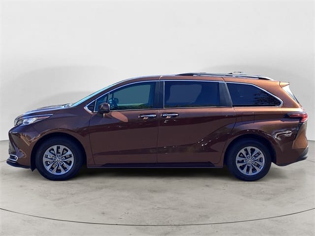 Used 2022 Toyota Sienna XLE 4D Passenger Van – 5TDYRKEC8NS122794